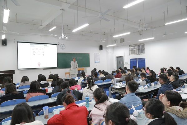 雨燕直播足球官网召开考研学生慰问会